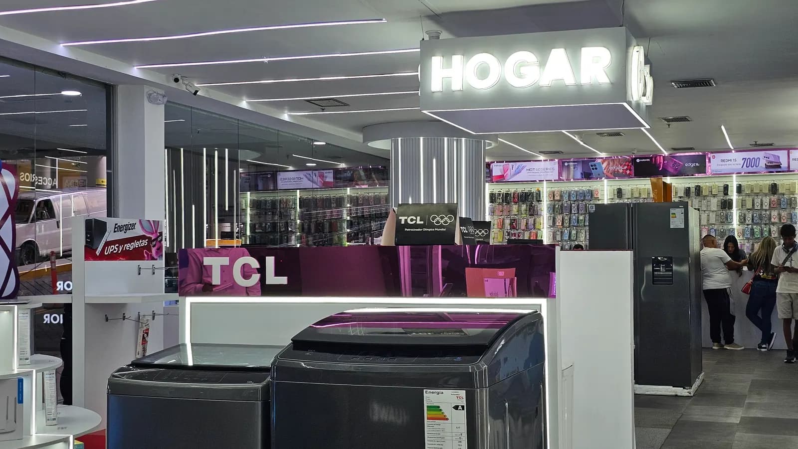 El área Hogar de El Recreo, con la línea blanca y clientes recorriendo los pasillos